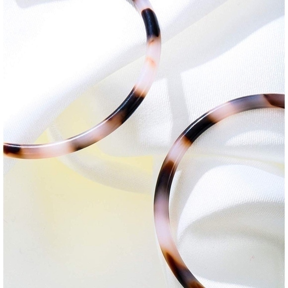 SALE💚 any 3 for $18 💚
 Tortoise Hoop Acrylic Resin Earrings - Picture 5 of 6